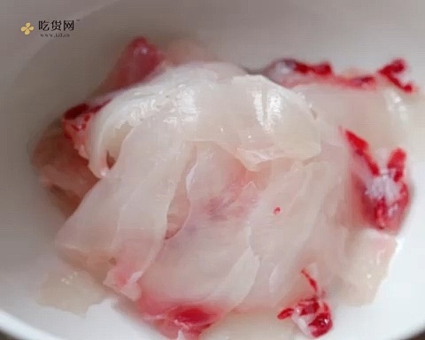 酸菜鱼水煮鱼鱼片处理—酸菜溜鱼片的做法 步骤3