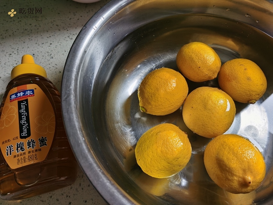 夏天到了做点柠檬蜂蜜水吧的做法 步骤2