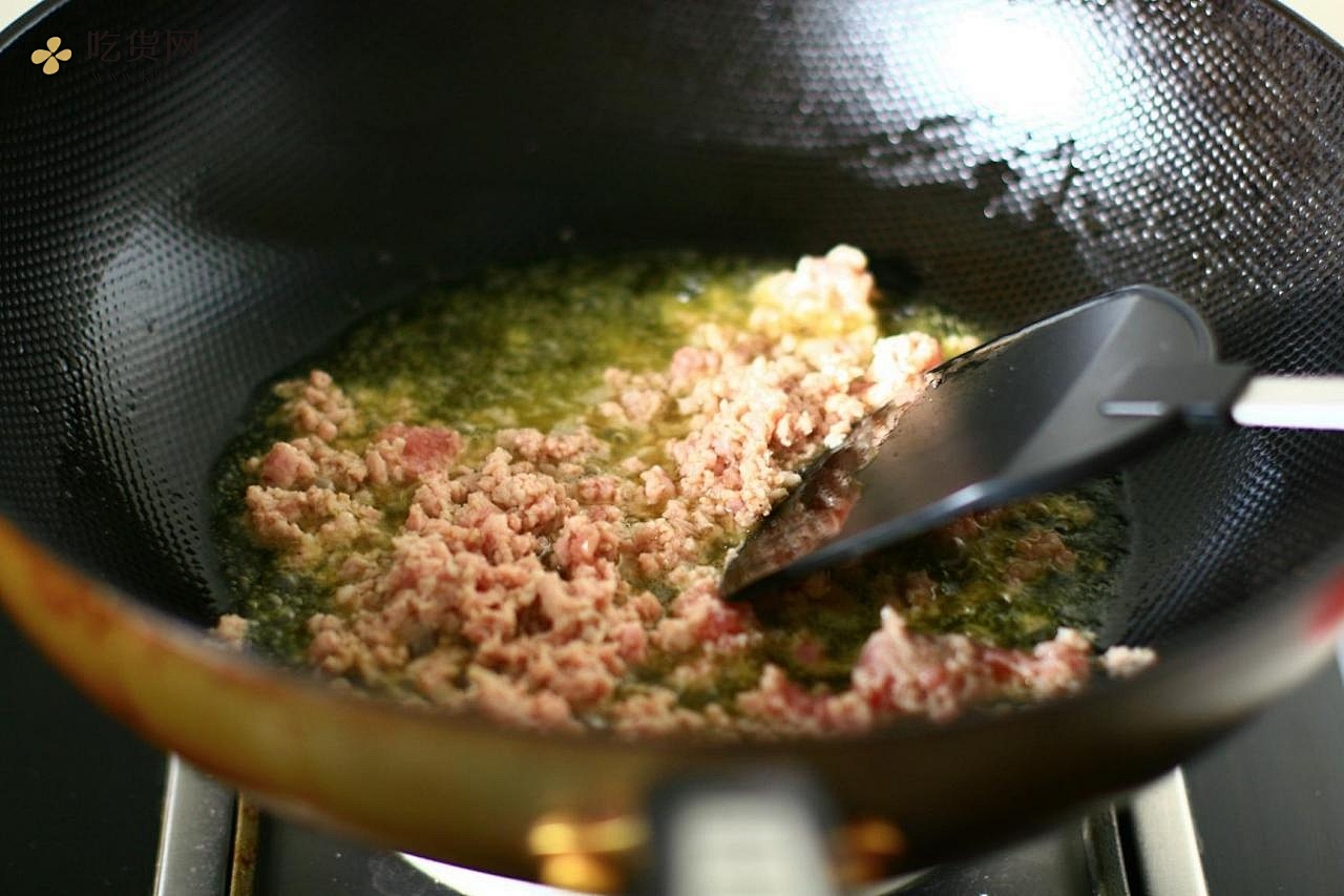 肉末芽菜凉面——五分钟万能肉臊的做法 步骤2