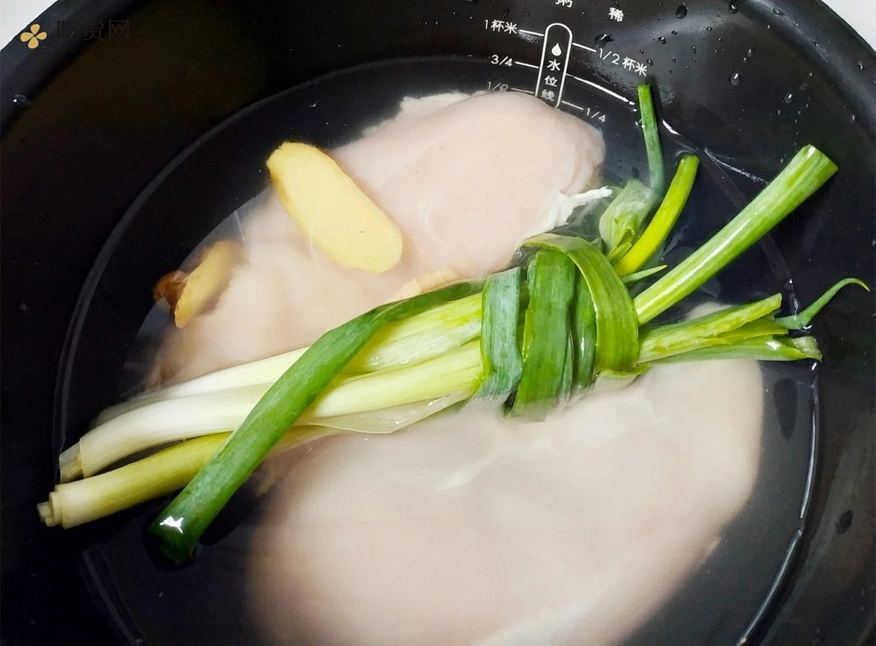 电饭煲美食｜鸡丝凉拌面的做法 步骤2
