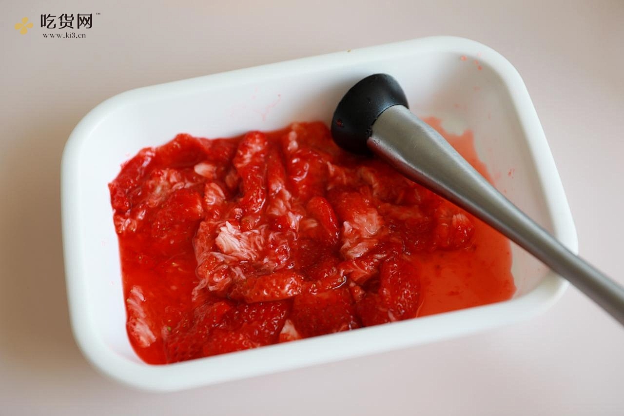 在家自己制作真材实料的草莓?冰激淋，无渣好好吃～的做法 步骤3