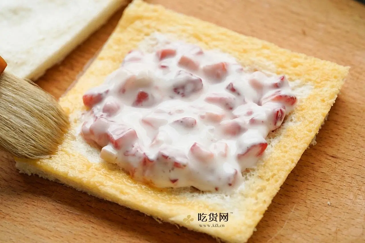 草莓酸奶爆浆三明治?酸酸甜甜?十分钟搞定的做法 步骤2