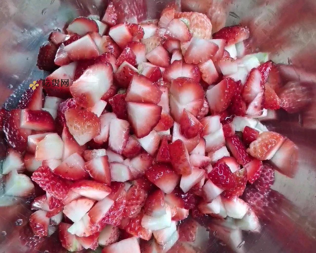 烘焙师教你：熬煮草莓果酱的做法 步骤3