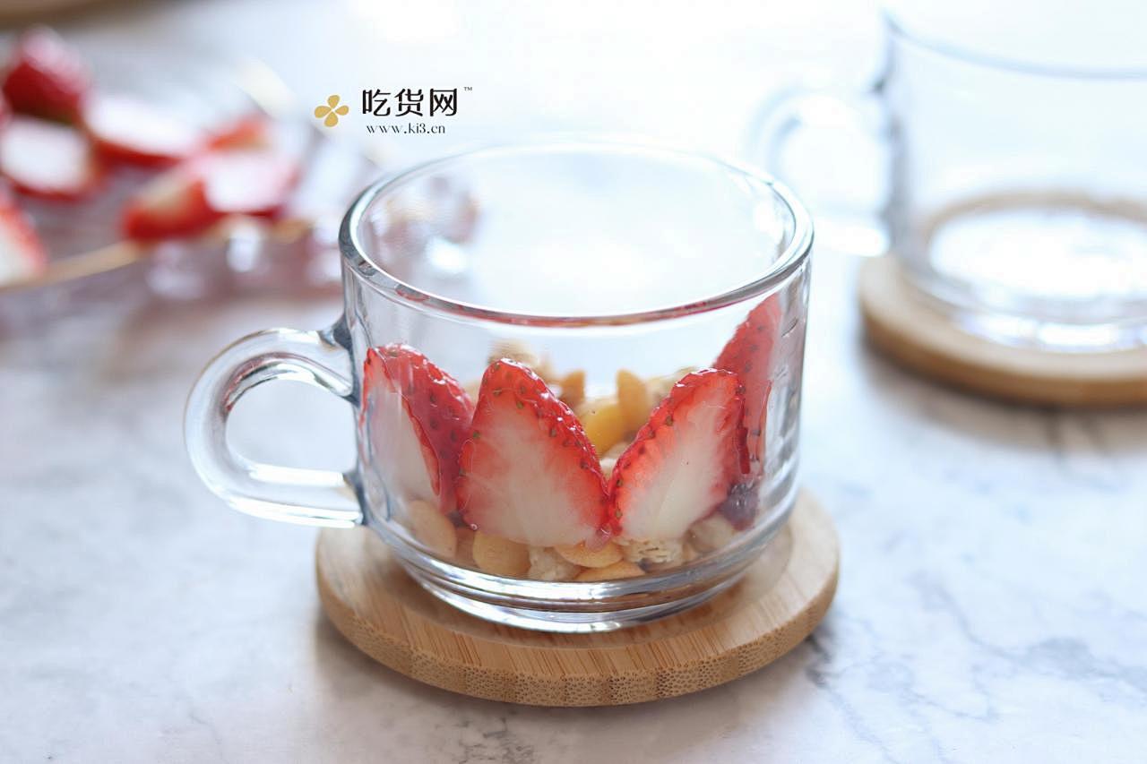 高颜值草莓麦片酸奶杯的做法 步骤3