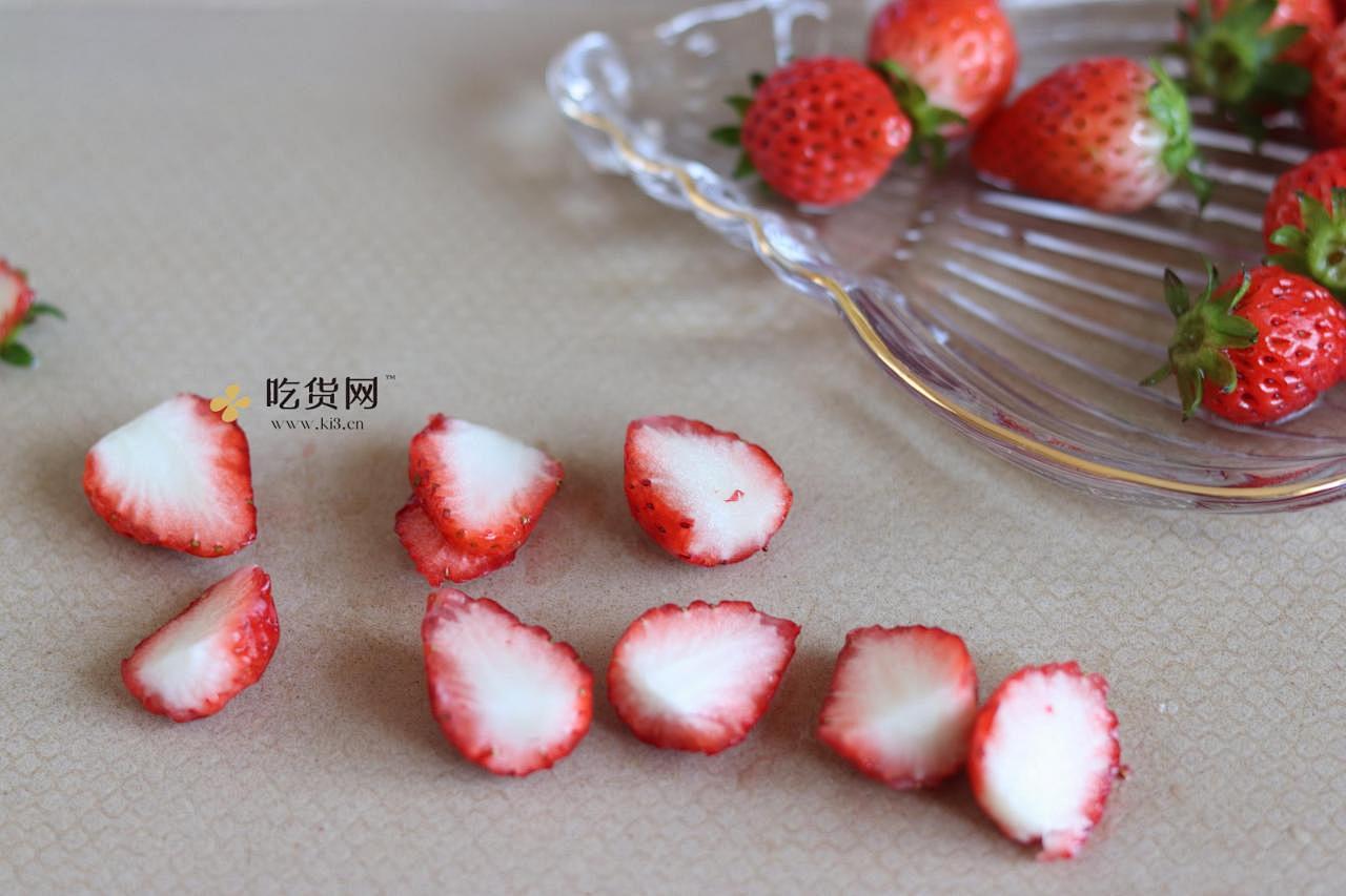 高颜值草莓麦片酸奶杯的做法 步骤1