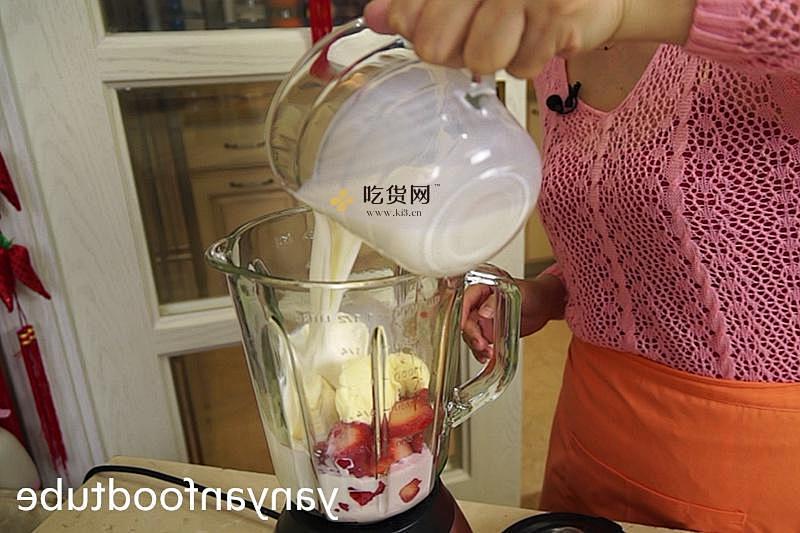 草莓奶昔 Strawberry Shake的做法 步骤2