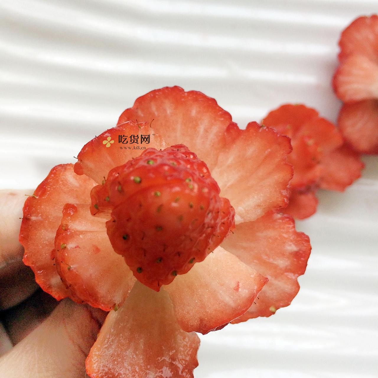 ❤草莓之恋❤情人节草莓玫瑰花的做法 步骤3
