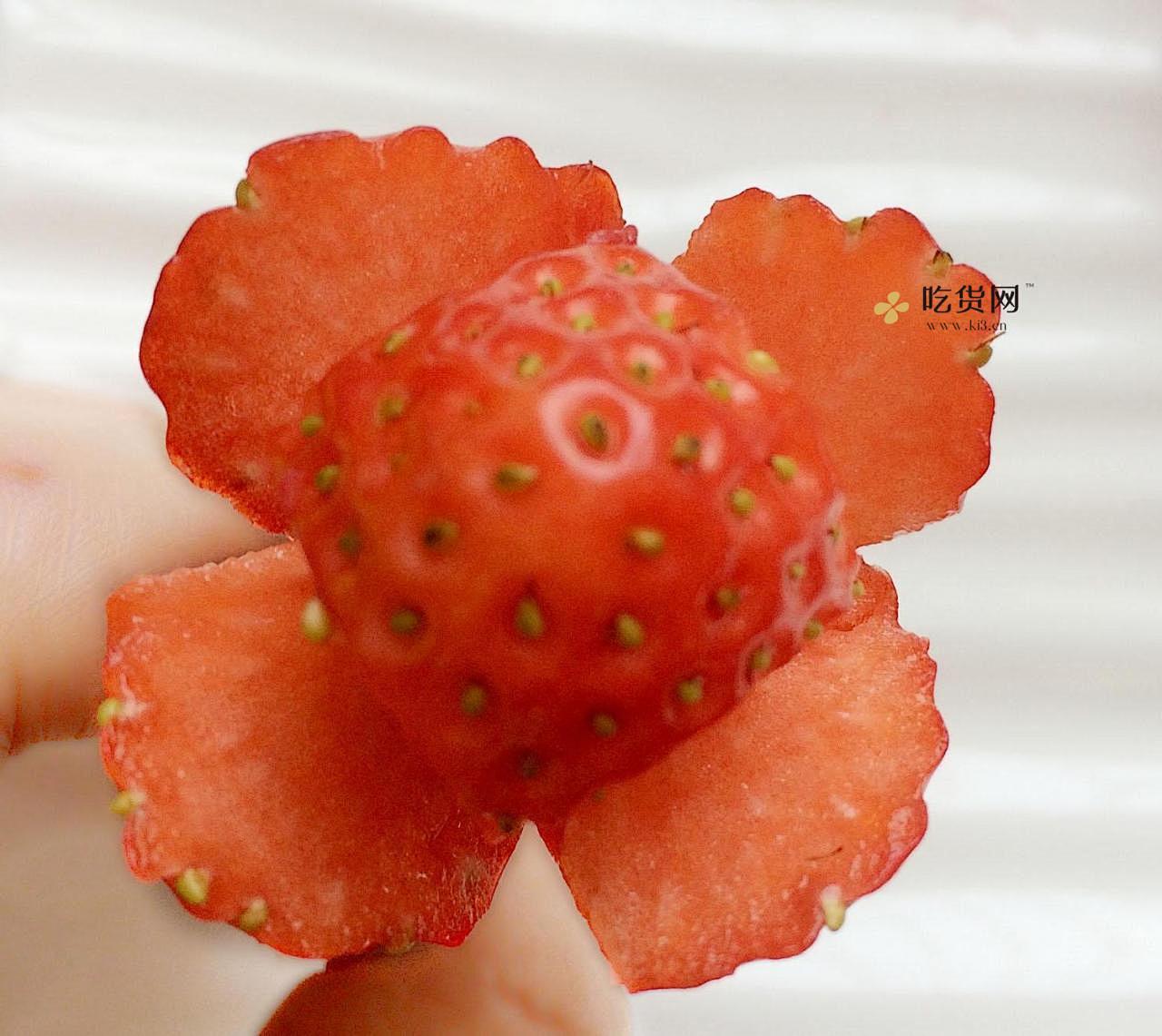 ❤草莓之恋❤情人节草莓玫瑰花的做法 步骤2