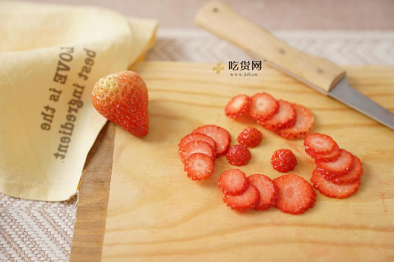 送你一朵小红花-草莓香草奶盖牛奶的做法 步骤3