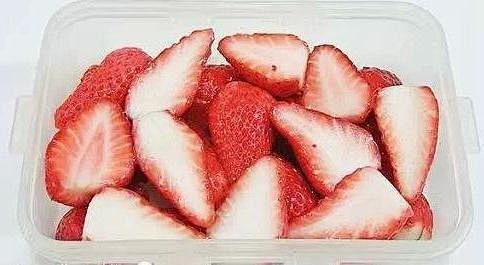 草莓牛奶冻的做法 步骤2