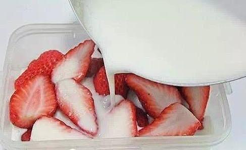 草莓牛奶冻的做法 步骤9