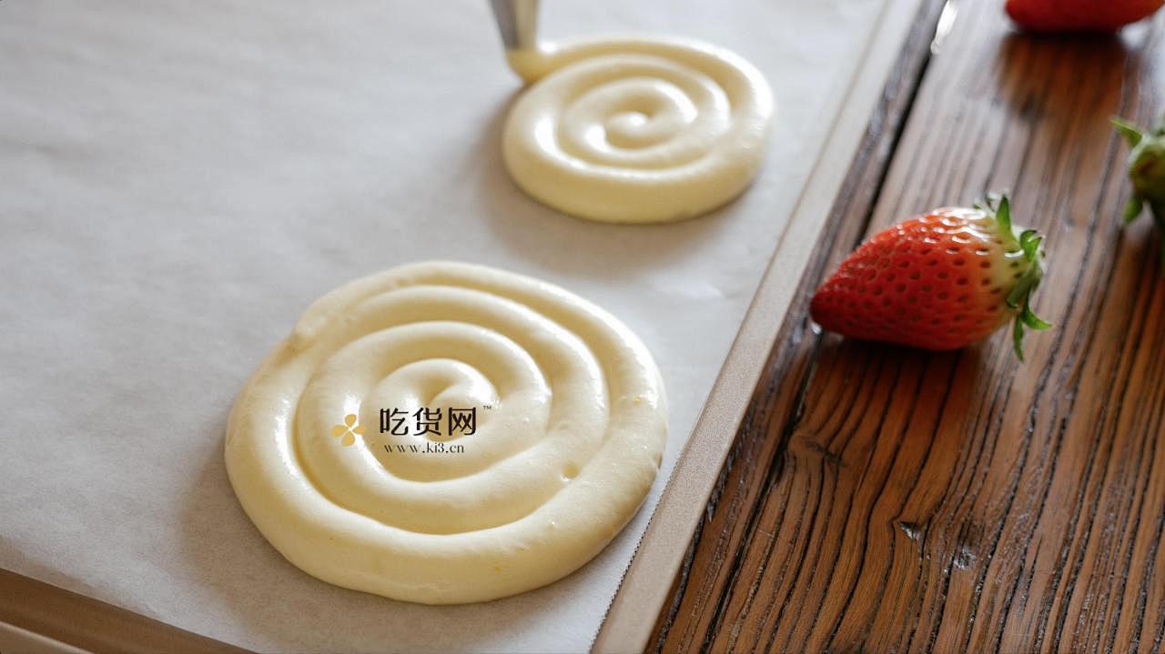 韩国最热门的甜品店Le Bread Lab的草莓蛋糕卷的做法 步骤12