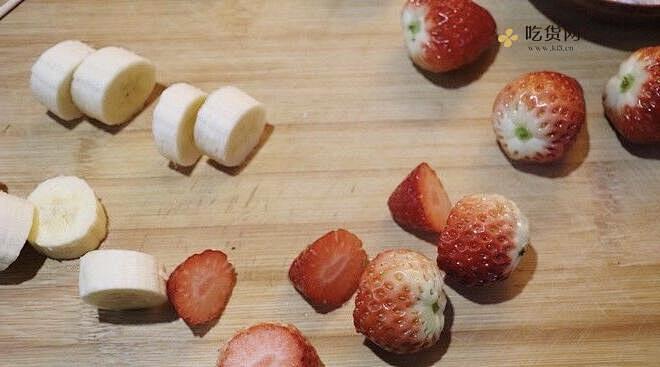 草莓雪人冰糖葫芦的做法 步骤4