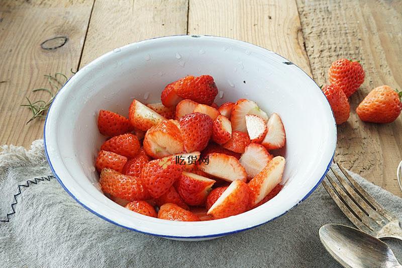 日本大热的草莓牛奶羊羹的做法 步骤3