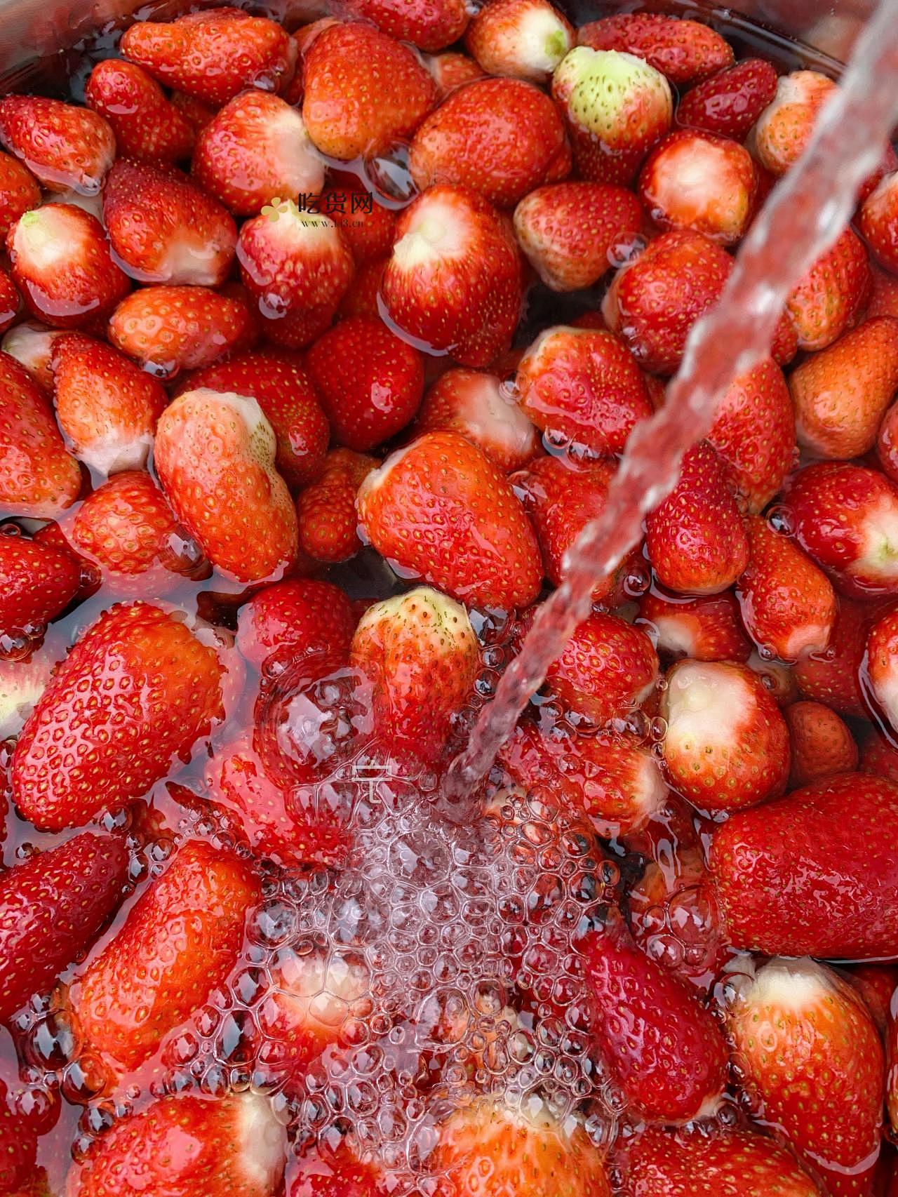 自制高颜值草莓酒的做法 步骤3