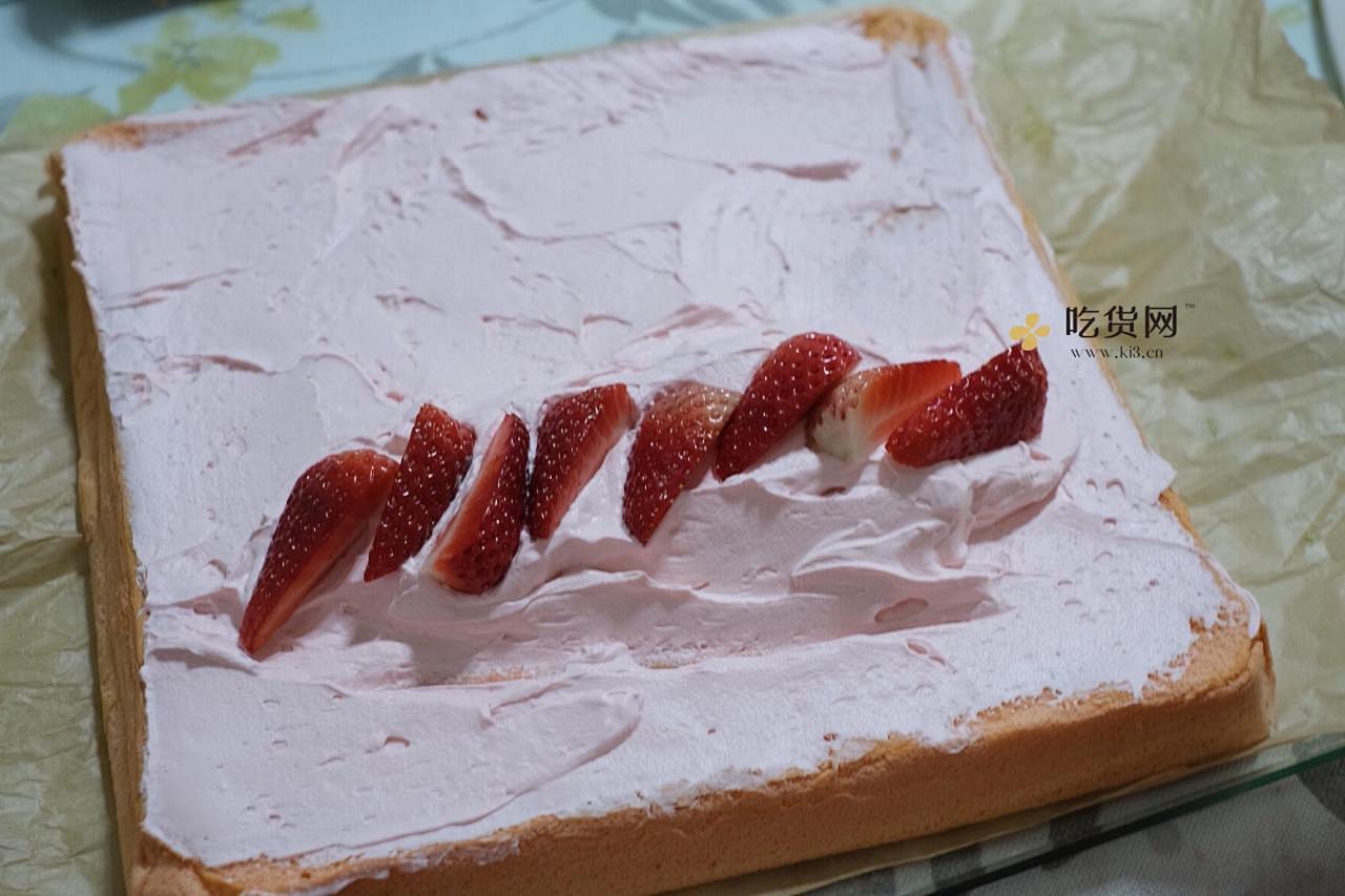 红丝绒草莓蛋糕卷（常用）的做法 步骤9