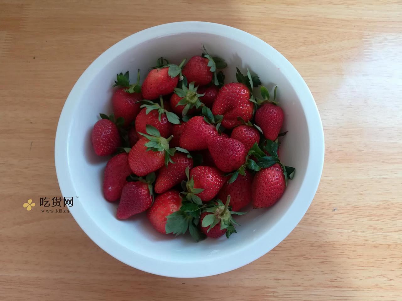 清洗草莓的做法 步骤1