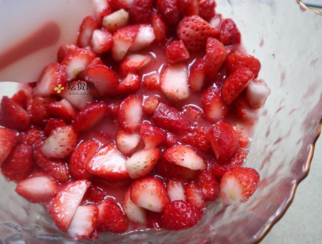 抓住草莓季的尾巴❗️自制草莓奶盖牛乳的做法 步骤4