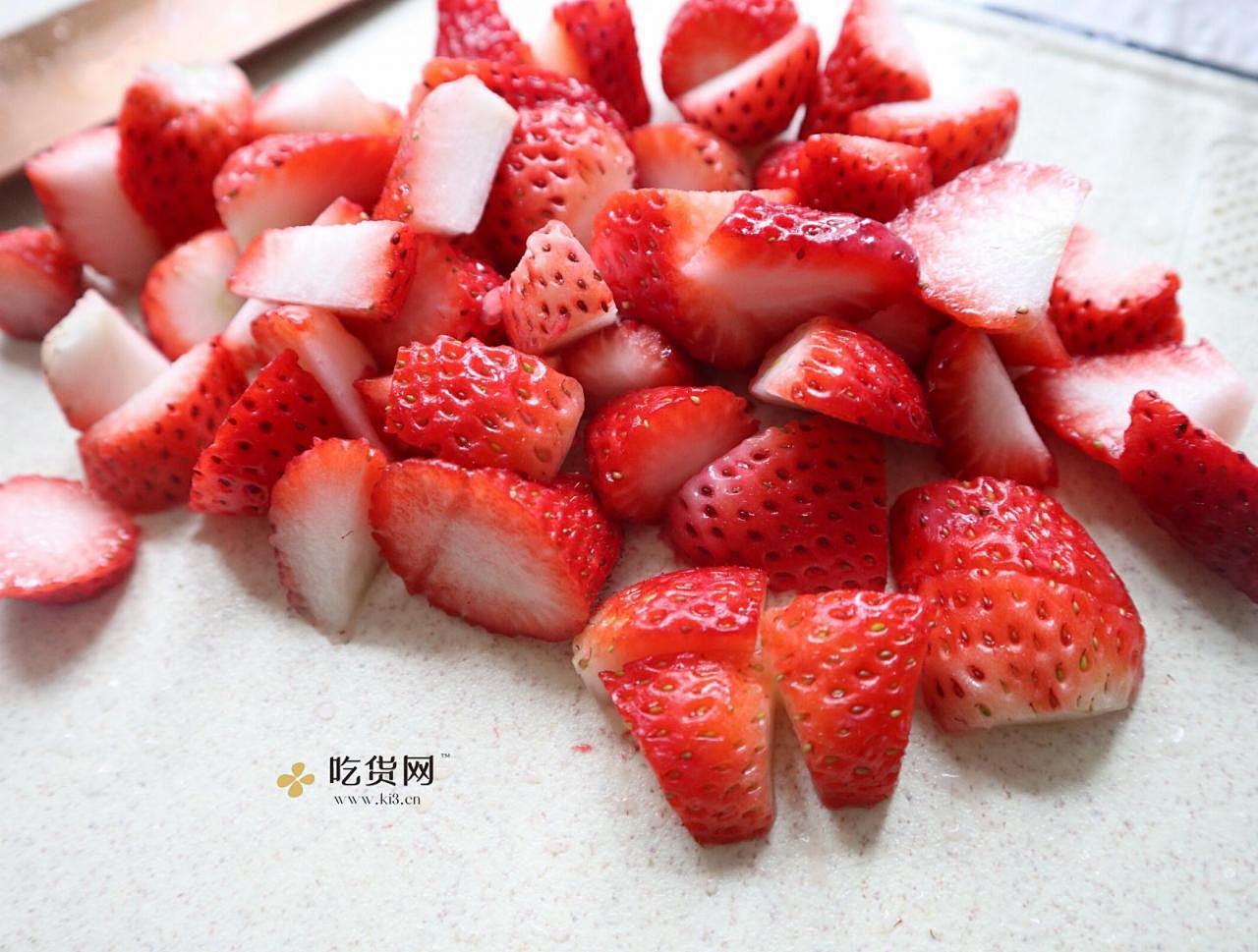 抓住草莓季的尾巴❗️自制草莓奶盖牛乳的做法 步骤2