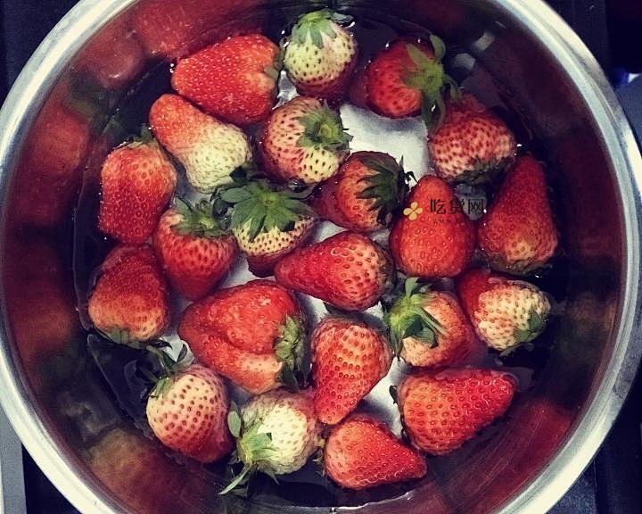 厚切草莓冻酸奶?的做法 步骤1