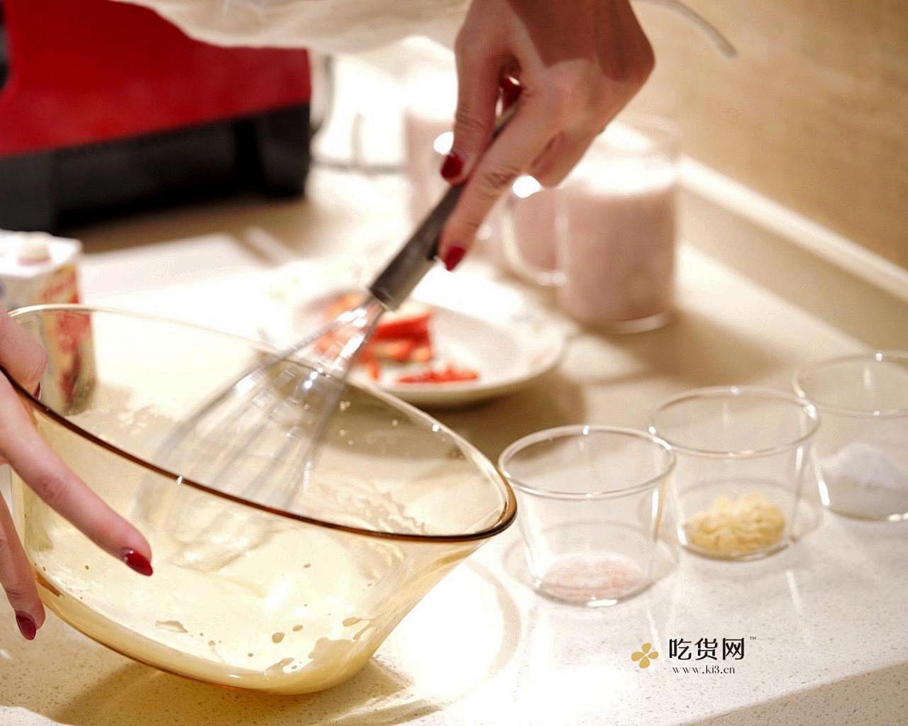 草莓奶昔 ?| 破壁机自制饮品（含快手咸奶盖）的做法 步骤9