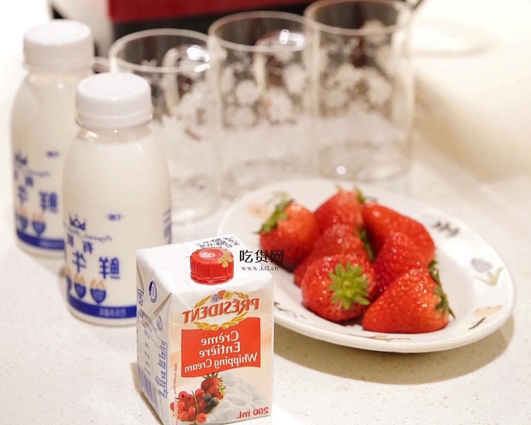 草莓奶昔 ?| 破壁机自制饮品（含快手咸奶盖）的做法 步骤1