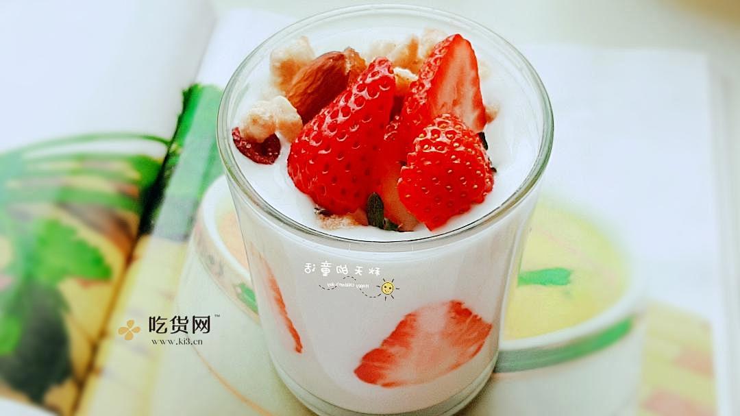 草莓坚果麦片酸奶杯的做法 步骤6