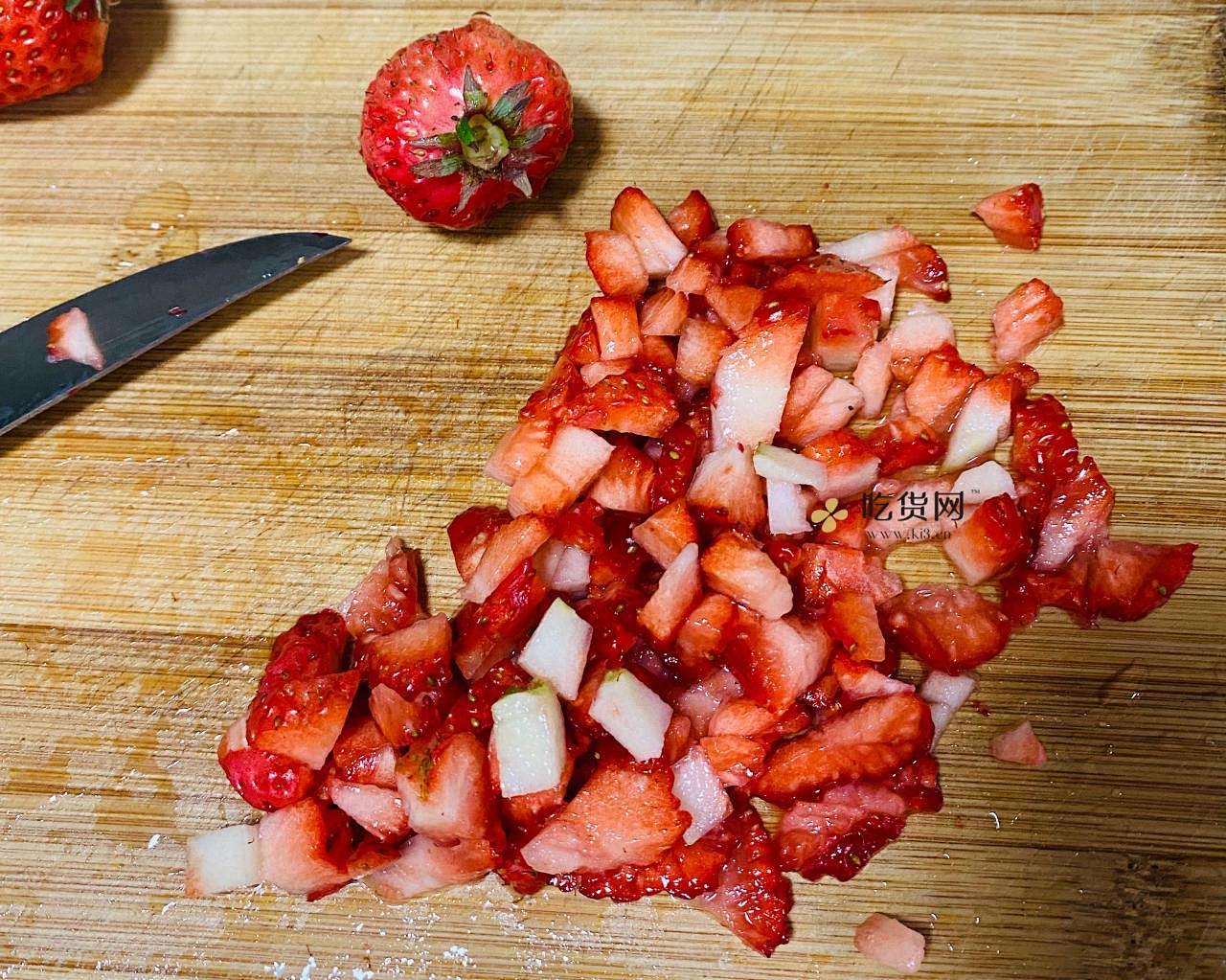 5分钟自制草莓酸奶奥利奥杯！的做法 步骤1