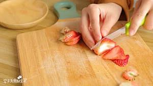 草莓酸奶巴斯克  宝宝辅食天天学的做法 步骤1