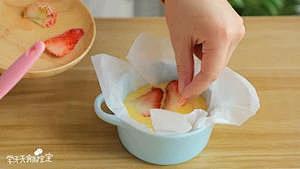 草莓酸奶巴斯克  宝宝辅食天天学的做法 步骤6