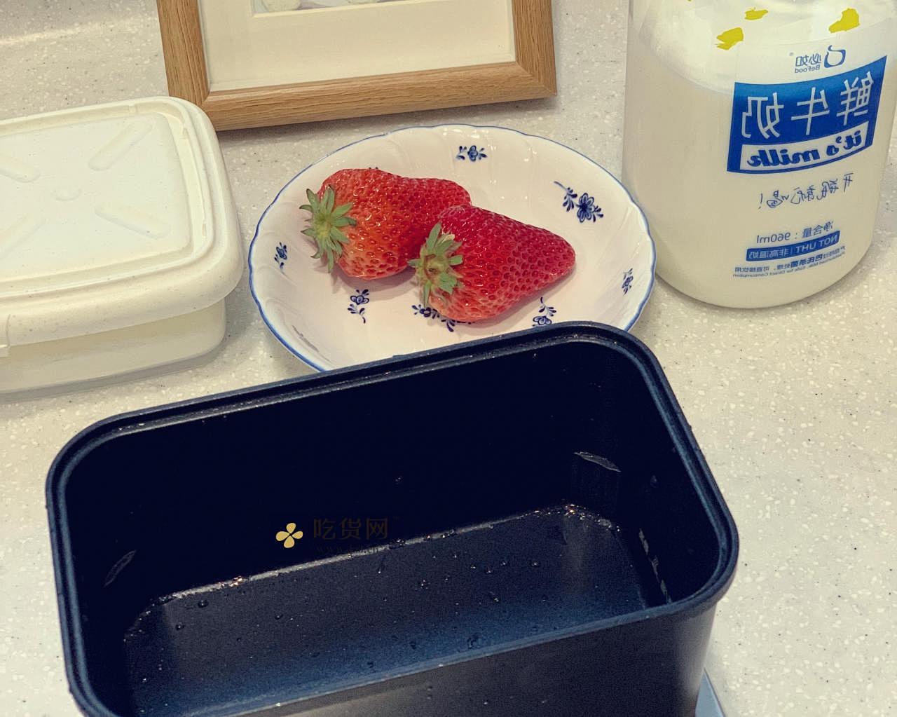 【懒妈安娜】草莓牛奶小方（无糖，超香浓）的做法 步骤1