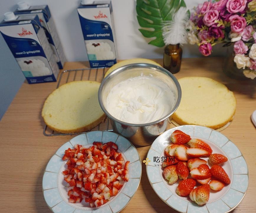 自制草莓奶油蛋糕，奶油 草莓 八寸戚风简直绝配??的做法 步骤15