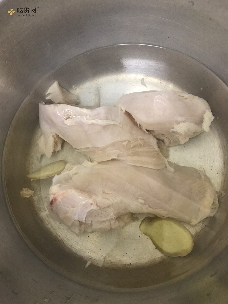 易学易做低卡路里减肥餐——凉拌鸡胸肉的做法 步骤1