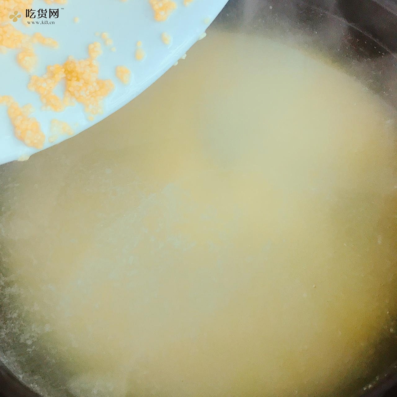 火腿皮蛋小米粥的做法 步骤2