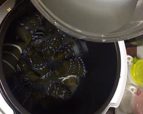 蛋黄肉粽&碱水粽的做法 步骤8