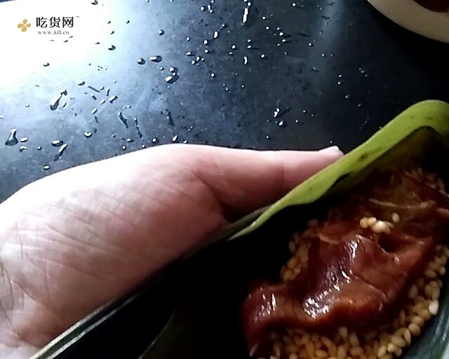 粽子包法之一           枕头肉粽的做法 步骤4