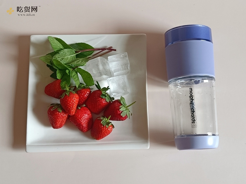 草莓蜂蜜气泡水的做法 步骤1
