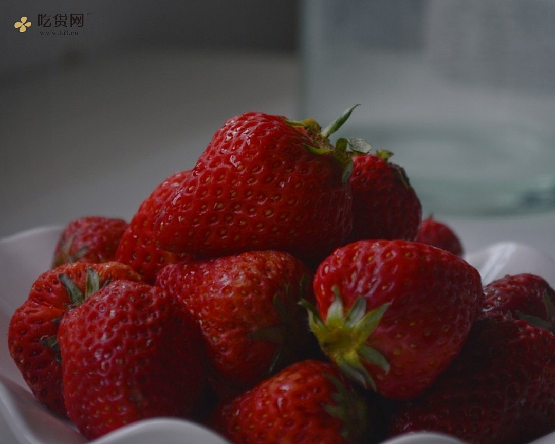 火爆韩国超Fresh的草莓鲜牛乳（不用熬草莓酱版本）的做法 步骤1