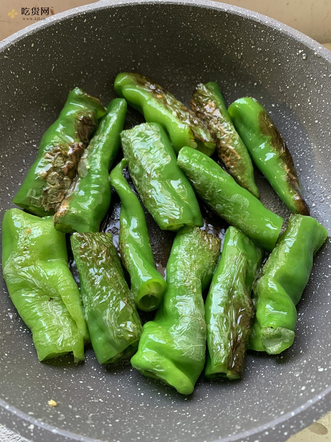 5分钟搞定‼️超下饭又好吃的虎皮青椒?的做法 步骤2