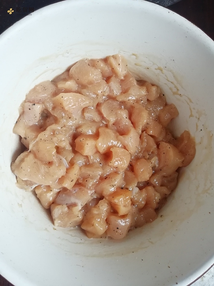 炒三丁（胡萝卜豌豆鸡胸）——好吃的低脂减肥餐的做法 步骤3