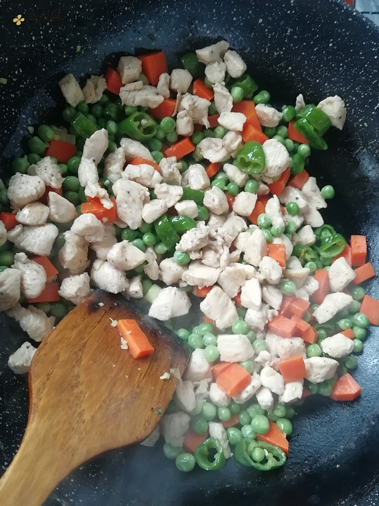 炒三丁（胡萝卜豌豆鸡胸）——好吃的低脂减肥餐的做法 步骤7