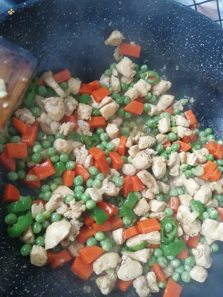 炒三丁（胡萝卜豌豆鸡胸）——好吃的低脂减肥餐的做法 步骤8
