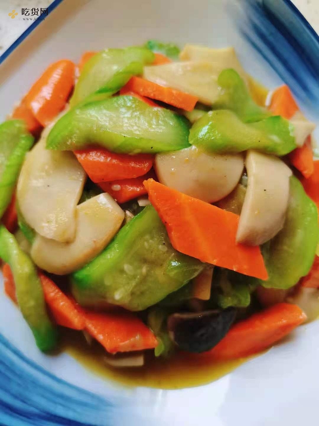 素食搭配✅三色蔬、虎皮青椒、南瓜粥、杏鲍菇丝瓜、杂粮馒头的做法 步骤2