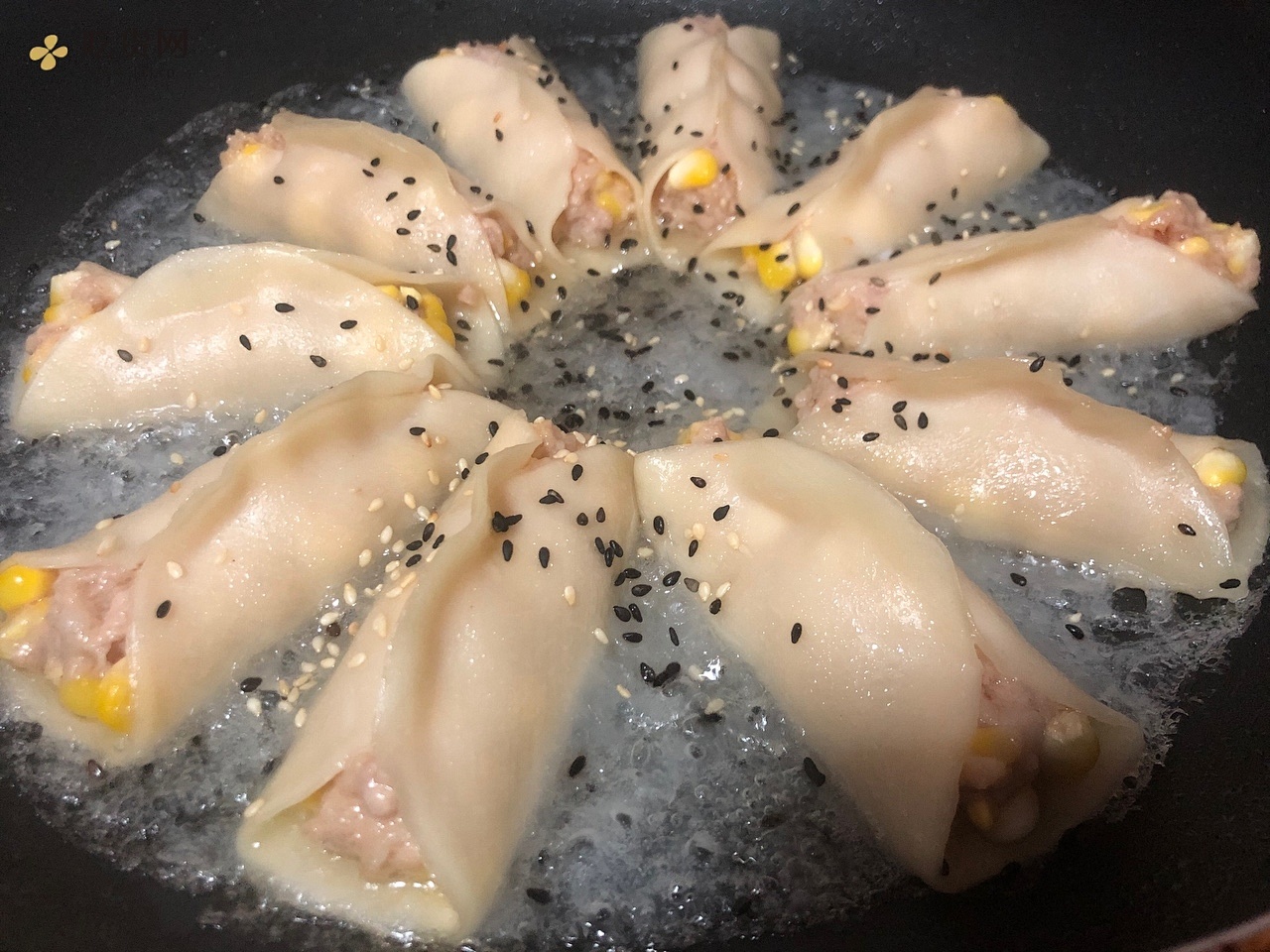 饺子皮版～猪肉玉米锅贴的做法 步骤1