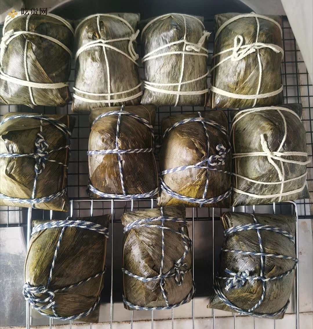 五花肉板栗排骨咸蛋黄绿豆粽子的做法 步骤10