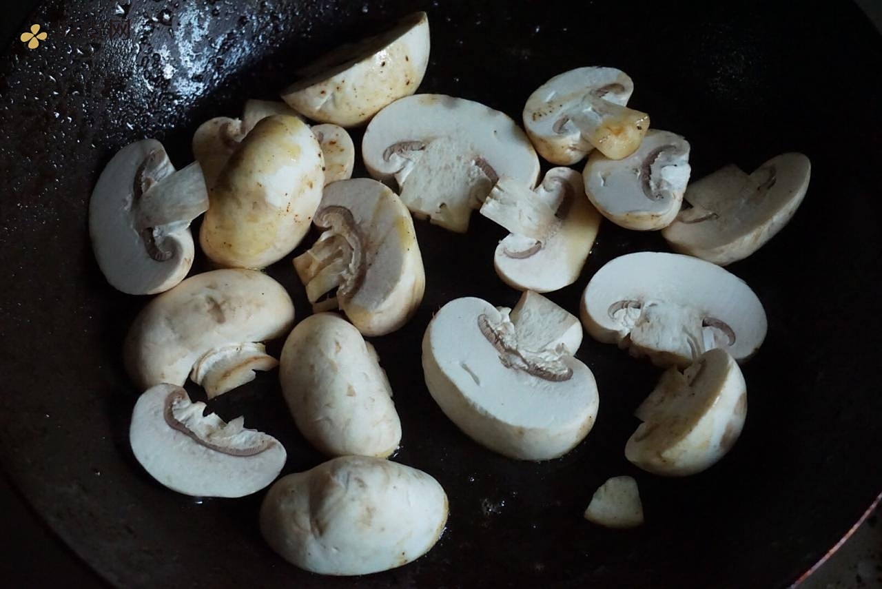 简单快手牛排配菜——红酒蘑菇的做法 步骤5