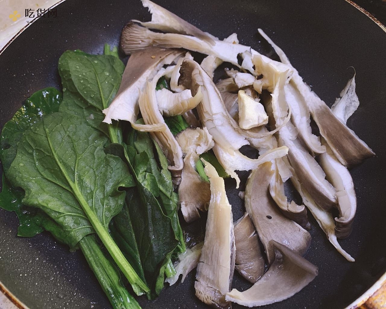 『牛肉蘑菇菠菜烘蛋』——生酮饮食减肥餐的做法 步骤2