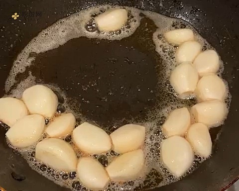 蜜汁黑椒蒜子牛肉粒的做法 步骤3
