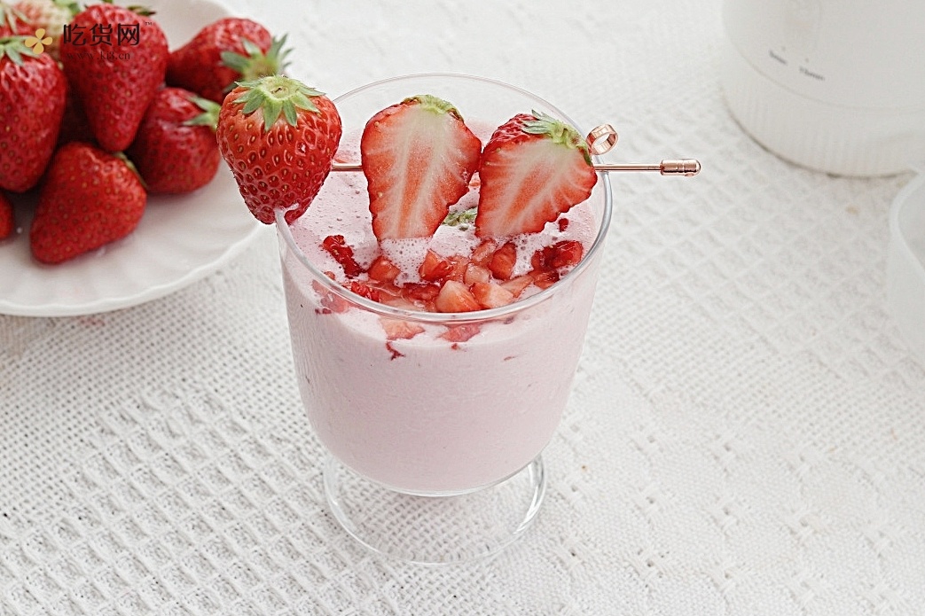 冰冰凉的草莓奶昔，夏日必备饮品！的做法 步骤8
