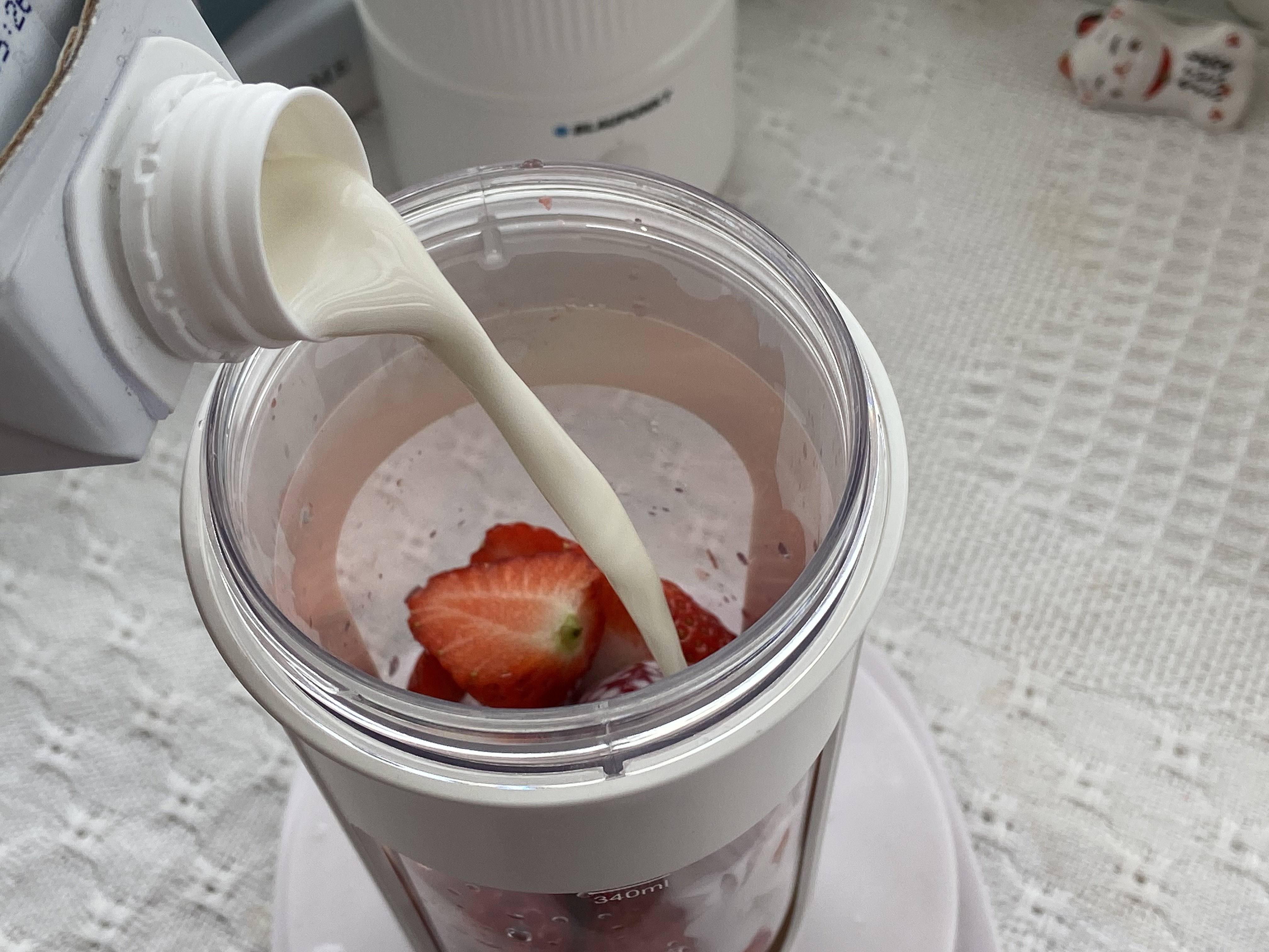 冰冰凉的草莓奶昔，夏日必备饮品！的做法 步骤3